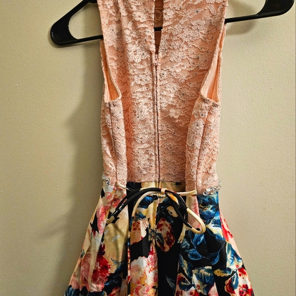 Beautiful floral dress - Picture 4 of 7